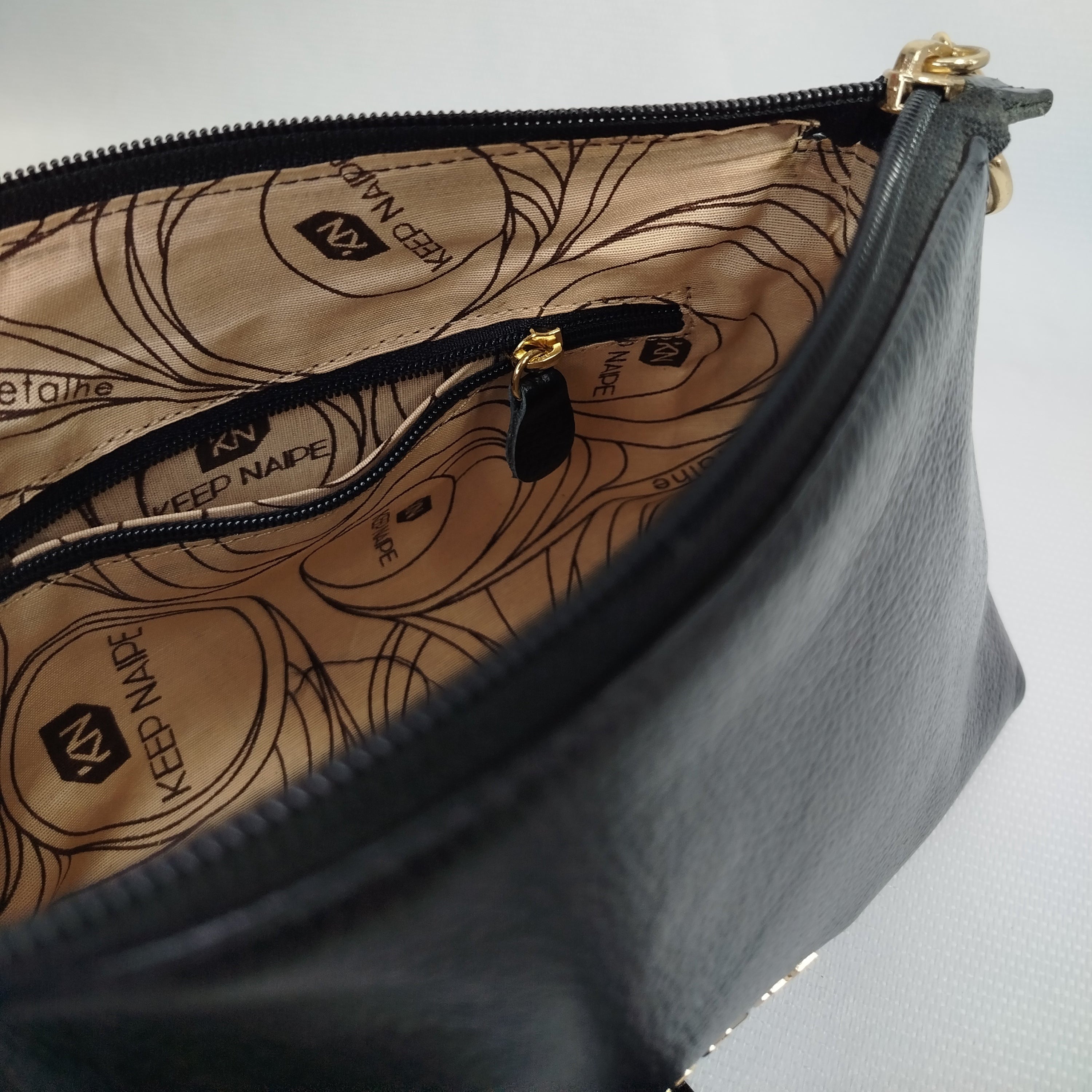 Bolsa Tiracolo Feminina em Couro Legítimo Preta Keep Naipe · #1733