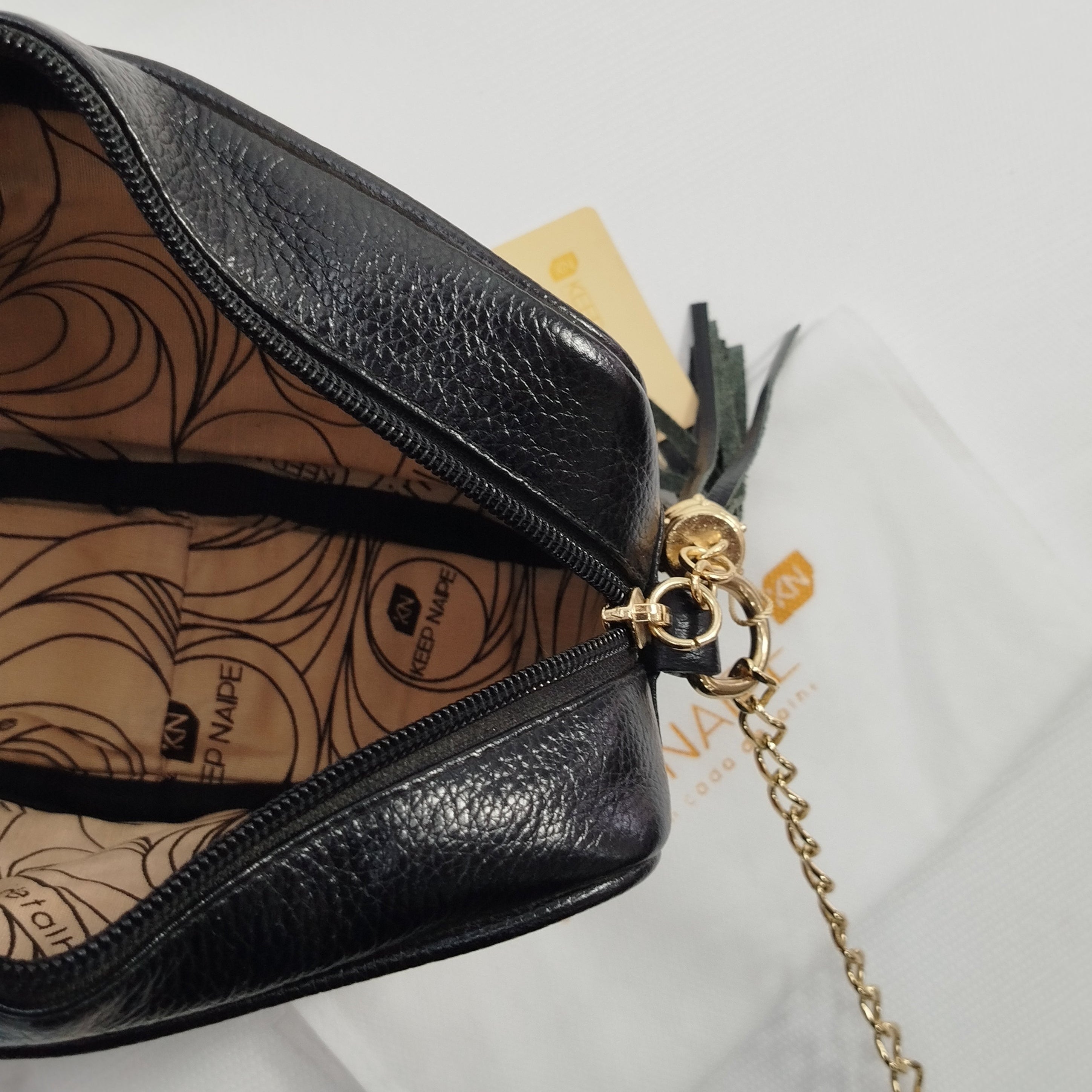 Bolsa Box Tiracolo Feminina em Couro Legítimo Preta Keep Naipe · #